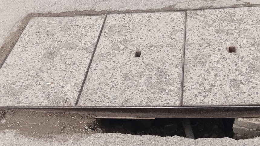 От HelpBook: Счупени шахти  от години, едната оправиха - другите оставиха