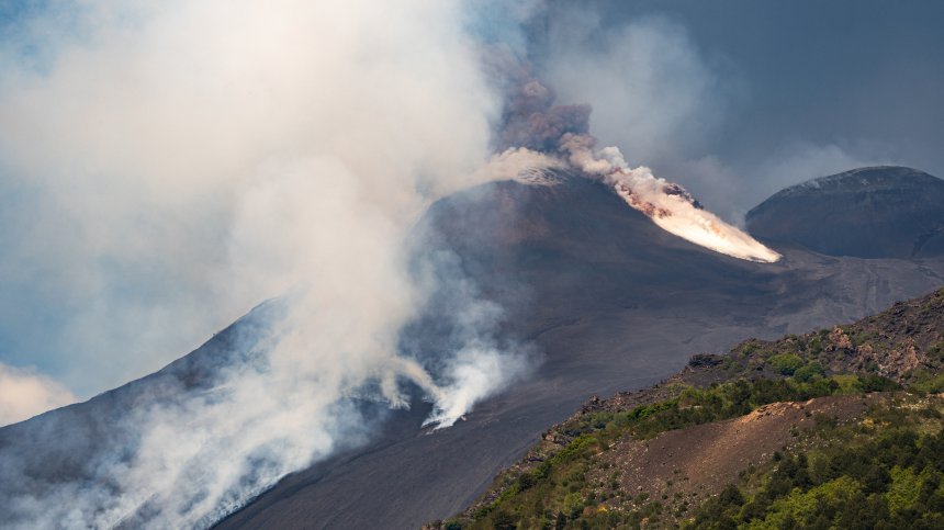 Нещо необичайно се случва с вулкана Етна (+СНИМКИ)