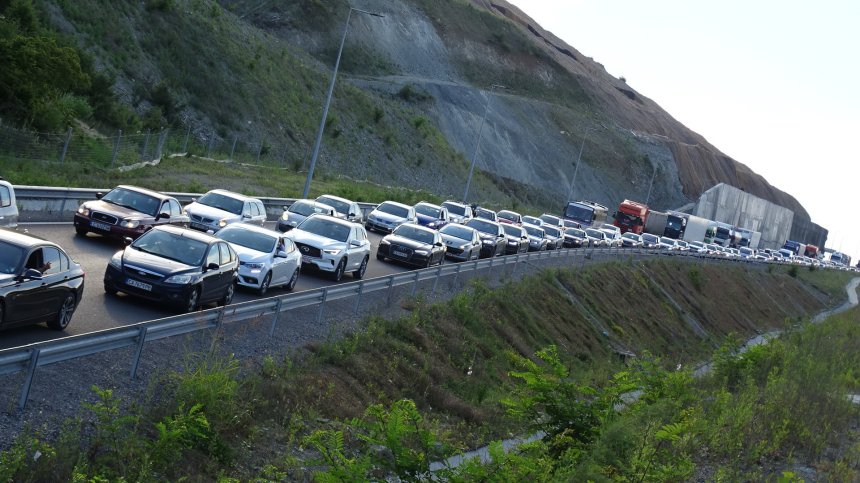 10 км опашка от коли, камиони и автобуси на ГКПП "Кулата"