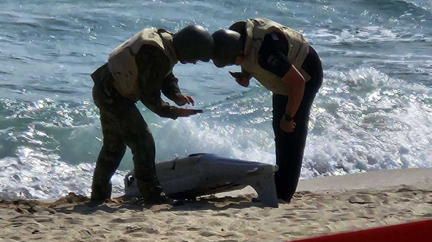 Как военен дрон се озова на плаж в Созопол (+СНИМКИ)