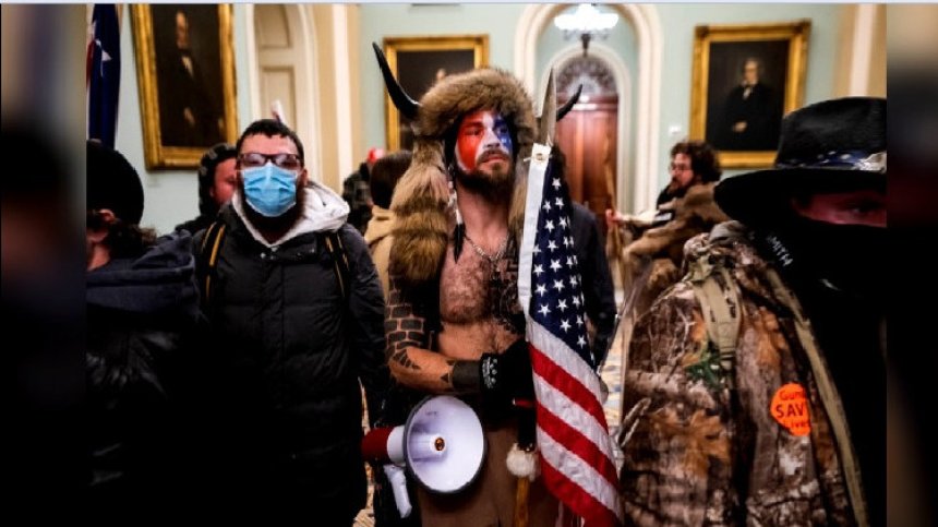 Щурмът в САЩ роди звезда: Образът на шаман превзе социалните мрежи