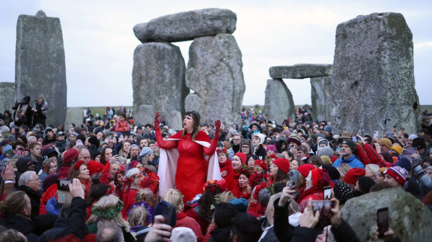 Хиляди ентусиасти отпразнуваха астрономическото лято на "Стоунхендж"