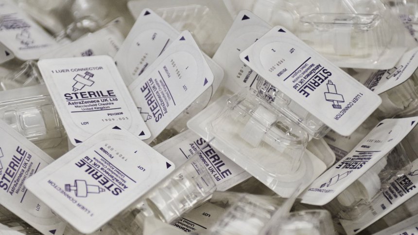 Защитата на AstraZeneca намалява три месеца след втората доза