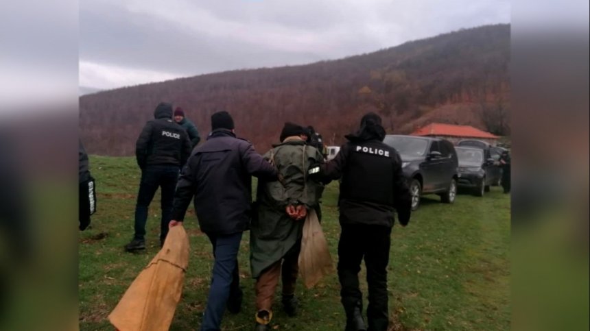 18 часа и над 150 полицаи и барети за задържането на стрелеца от Хасковско