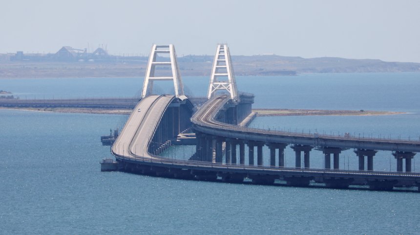 Кримският мост е блокиран заради експлозия