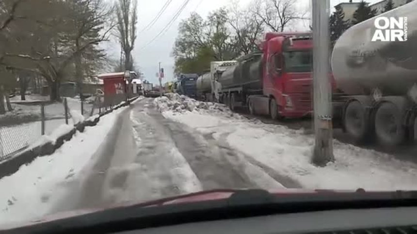 Два дни стотици ТИР-ове са блокирани между Бяла Слатина и Кнежа