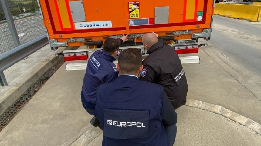 "Пирати 3": Конфискуваха рекорден брой документи, стоки, наркотици и валута