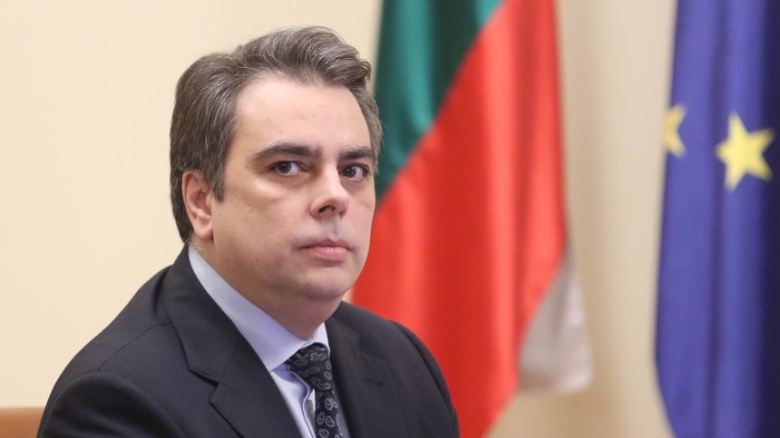 Асен Василев: Тепърва ни очакват завишените сметки за ток и парно