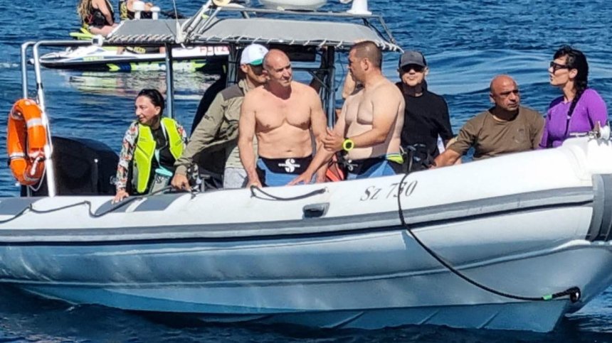 Румен Радев се гмурна до потопения кораб "Чавдар" край Созопол