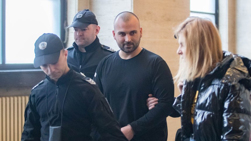 С жена под ръка Димитър Любенов влезе в съдебната зала