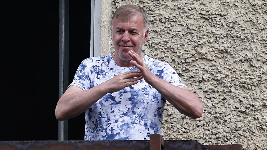 Развръзката с акциите и Сираков на бял кон - символ на спасението