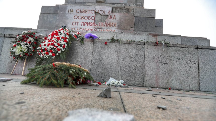 БСП брани Паметника на съветската армия с общонационална подписка