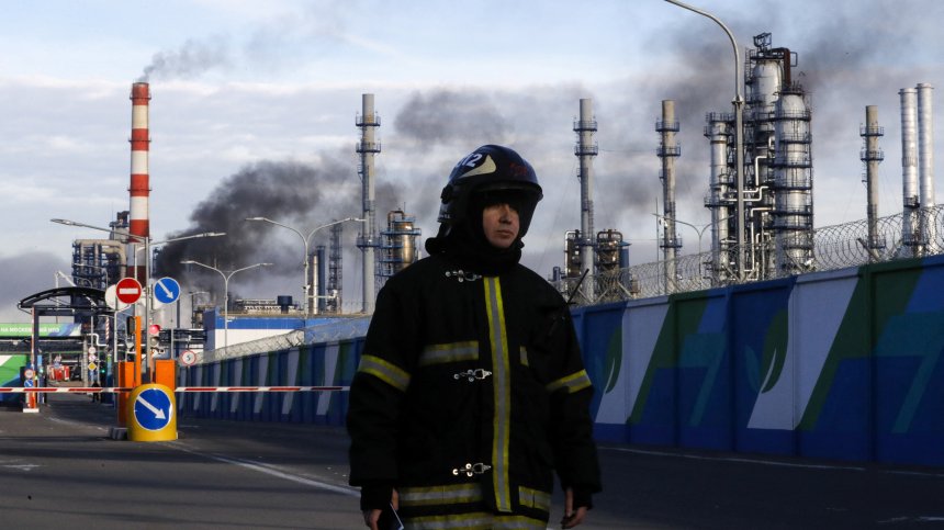 Украинска атака с дронове подпали ключова рафинерия в Москва