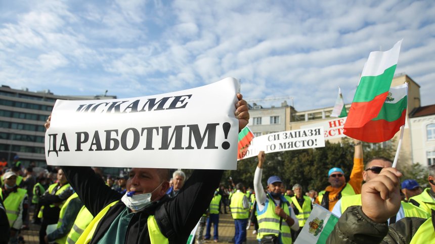 Протестиращи обсъждат с Румен Радев състоянието на пътнотранспортния бранш