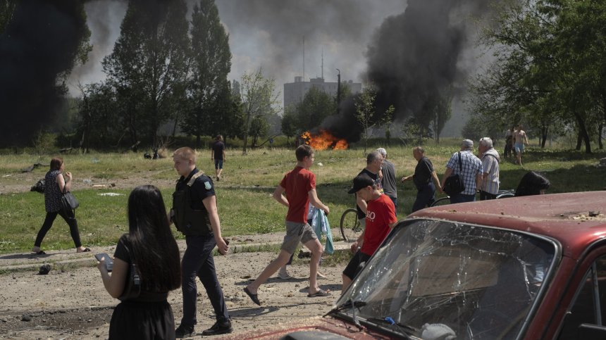 Три жертви на руски удар в жилищен блок в Лвов, ракетата предизвикала и пожар