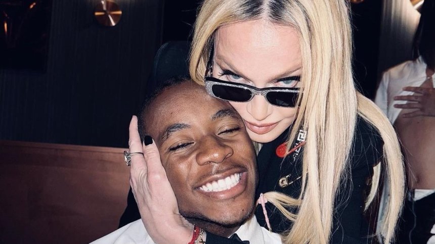 Син на Мадона остана без пари за храна