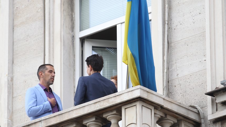 Осветяват сградата на Столичната община в цветовете на украинското знаме