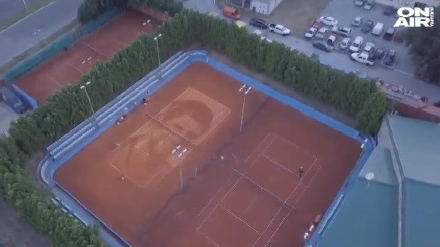 Уличен художник нарисува огромен портрет на Ноле върху тенис корт (+ВИДЕО)
