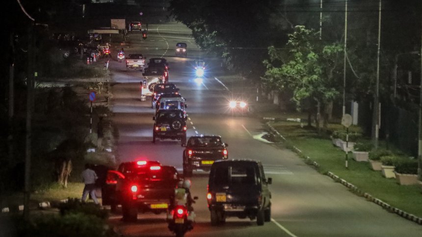 Бившият президент на Шри Ланка се завърна изненадващо, защитават го сили за сигурност