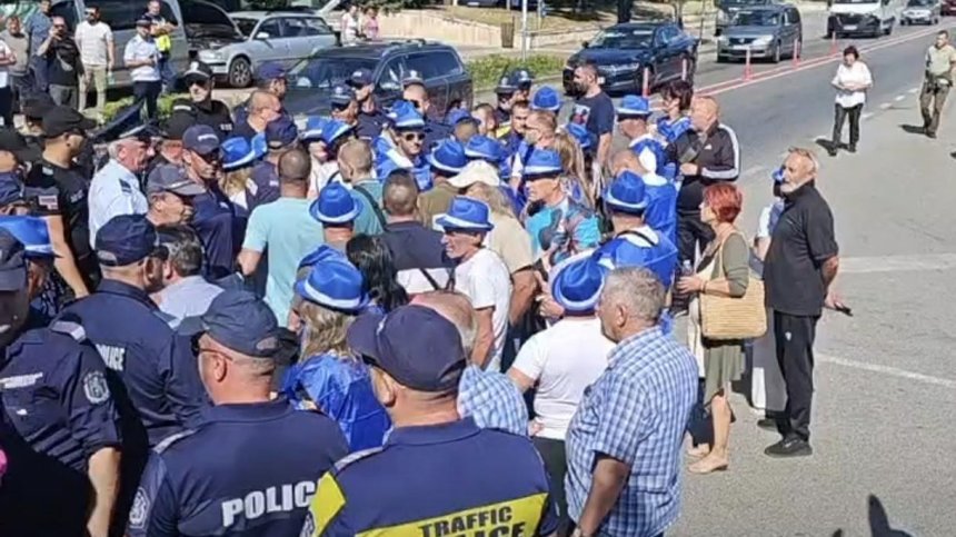 Арести на протестa на горски служители в центъра на Кресна