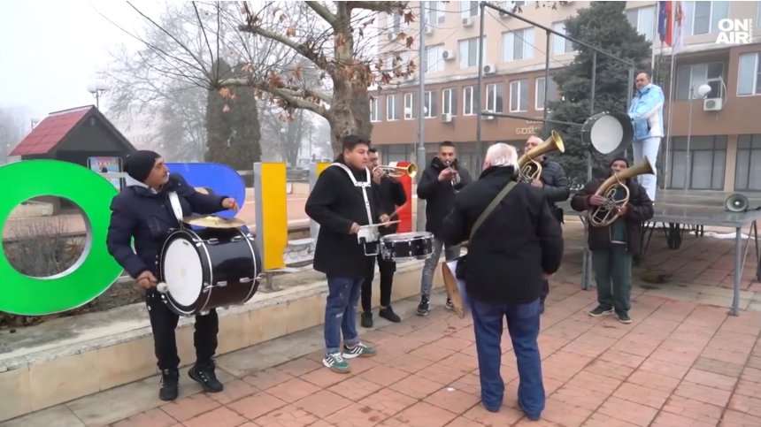 Хоро и духова музика в Бойчиновци след отстраняването на кмета