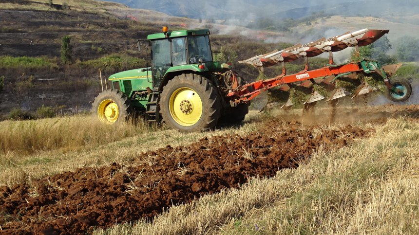 Задържаха тракторист, предизвикал неволно пожара край Стрелча