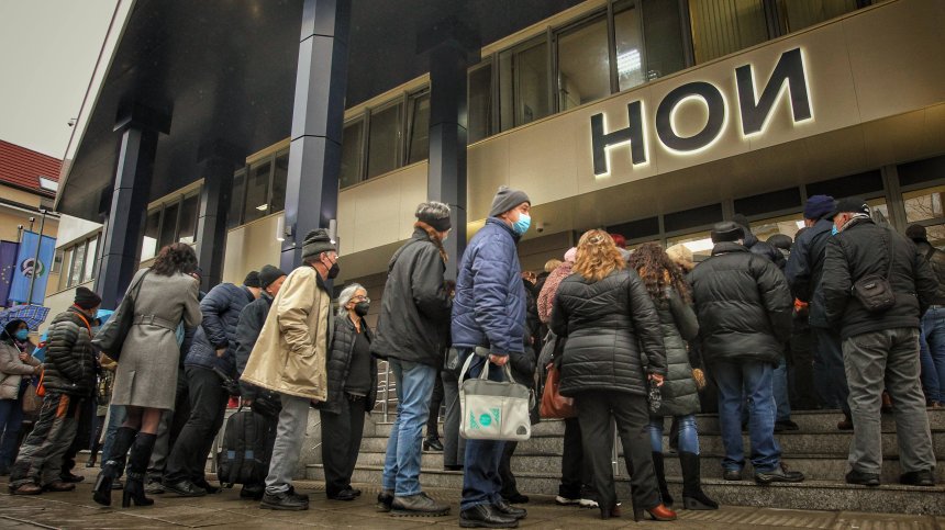 Дълги опашки се извиха пред НОИ заради преизчисляването на пенсиите