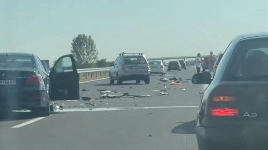 Сблъсък между два автомобила на АМ "Тракия"