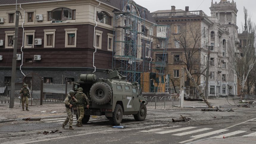 Руснаци ударно обискират домове в Мариупол, търсят поддръжници на украинската армия
