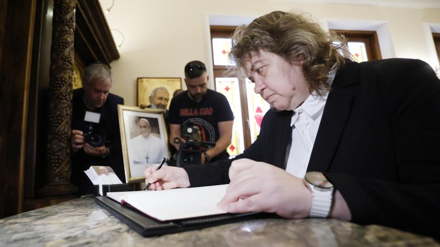 Киселова и Сакскобургготски отправиха послания в съболезнователната книга за папа Франциск