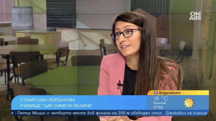 Млада учителка по физика и химия вдъхновява учениците си със "стълбичка на успеха"