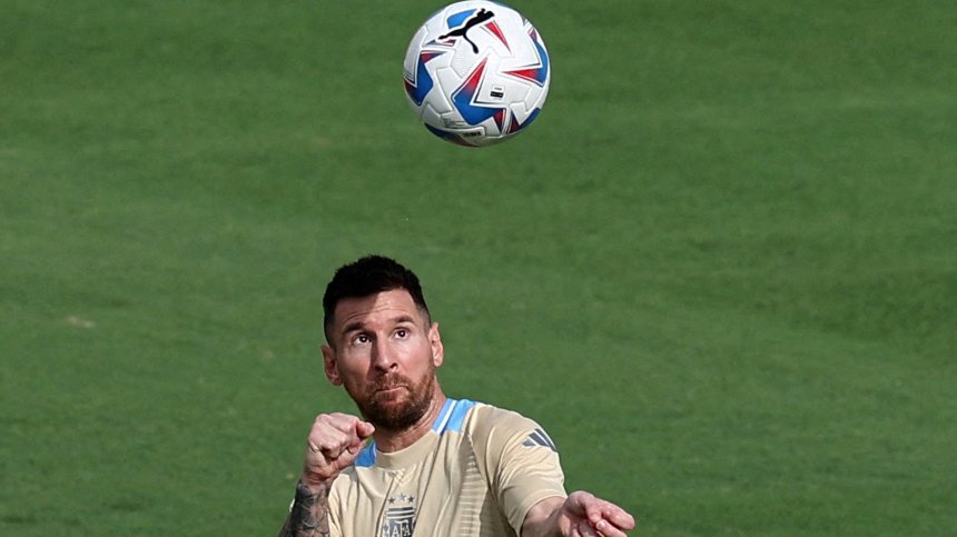 Лионел Меси е лидер в Топ 10 на най-добрите футболисти в историята