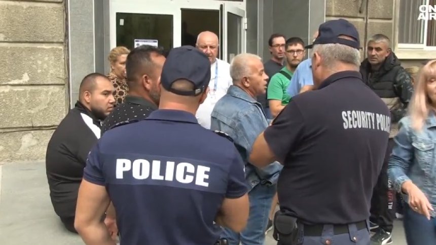 С викове "Убийци" близки на починалата родилка в Русе нахлуха в болницата