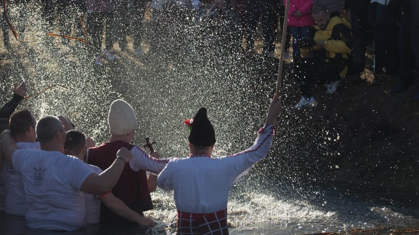 Ивановден е! Обредното къпане от Йордановден продължава, но с други ритуали