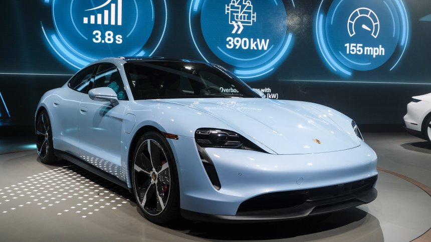 Porsche изтегля хиляди електромобили Taycan заради опасни батерии