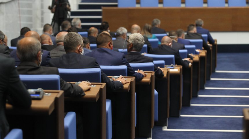 Игра на нерви: БСП и ДПС не се регистрираха, но парламентът събра кворум
