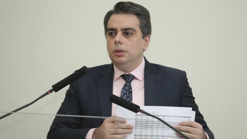 Министър Василев: Край на раздаването на пари на калпак и в чували