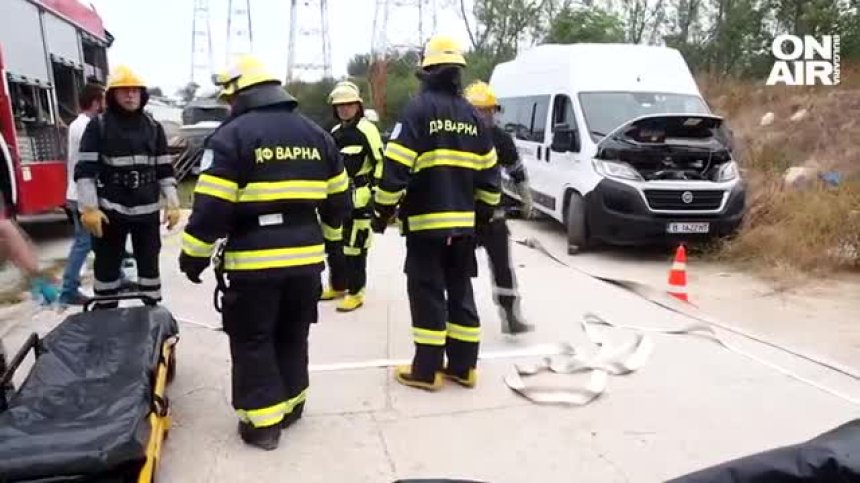 Във Варна симулираха катастрофа между автобус с пътници и цистерна с гориво