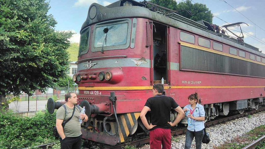 Камък счупи прозореца на локомотив и рани машиниста на влака Варна-Враца