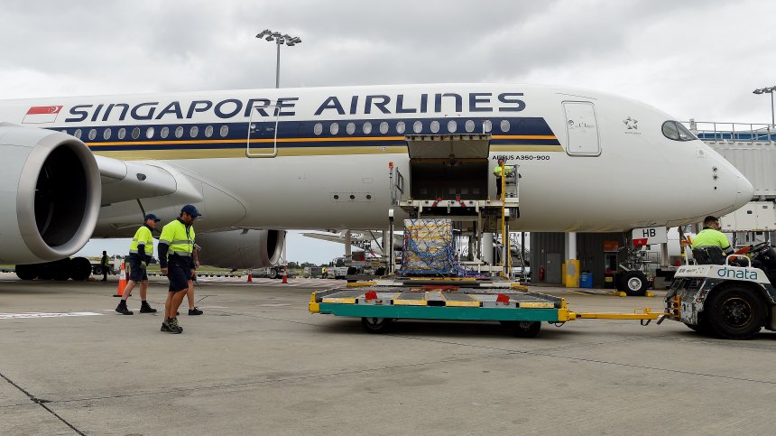 Жертва и поне 30 ранени след силна турбуленция в самолет Boeing 777