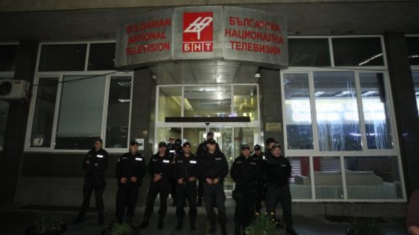 86 дни на протести: Политологът Доц. Стойчев бе замерван с яйца