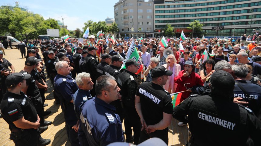Протестиращи пред НС: Тази колаборация е най-уродливата форма в демократичната ни история
