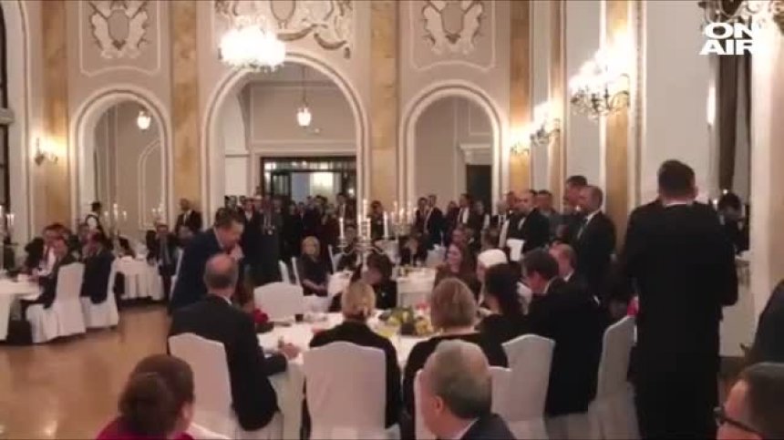 Сръбският вицепремиер поздрави с песен на турски Ердоган
