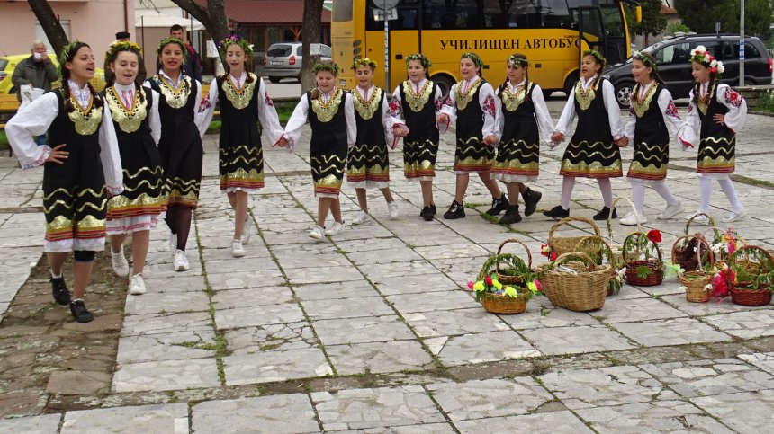 Лазаровден е! Млади момичета изпълняват обичая лазаруване