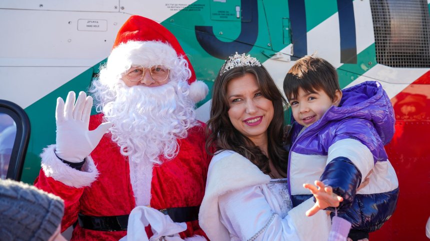 Дядо Коледа слезе от хеликоптер и зарадва деца на граничари