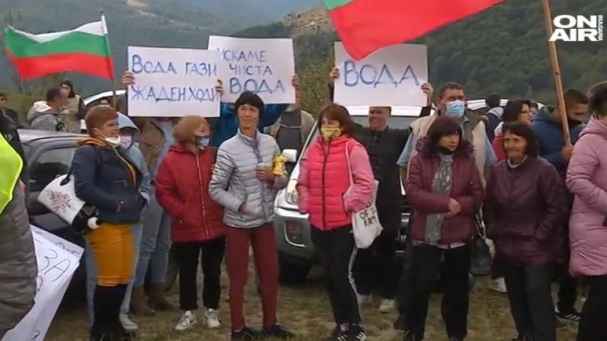 Жители на Копривщица излязоха на протест заради проблеми с водата в града