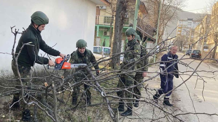 Нов проблем за врачани: Проливен дъжд наводни разрушените им от вятъра домове