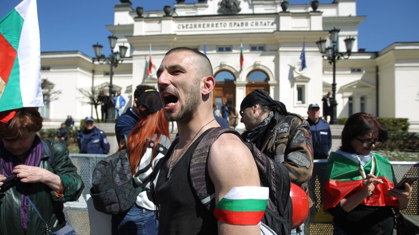 Кой запази площада? Пространството пред парламента е ангажирано за месец
