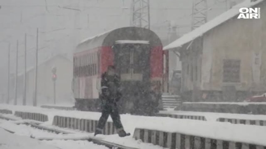 Влак се блъсна в скали, паднали на ЖП линия край Пловдив