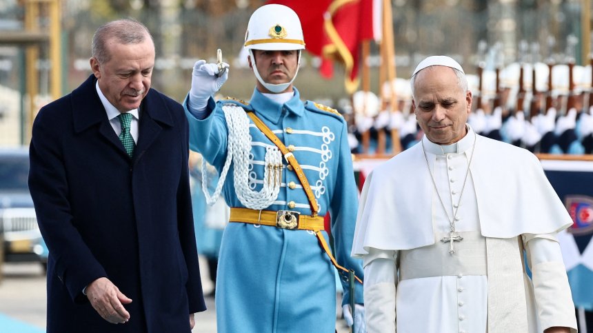 Впечатляващото посрещане на Папа Лъв XIV в Турция (СНИМКИ)